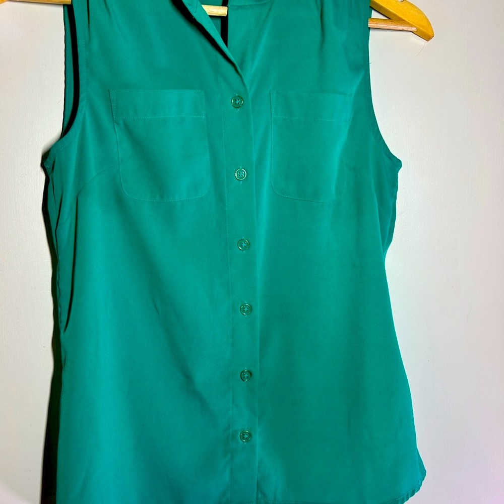 Banana Republic 
Sleeveless Green Button-Up Top